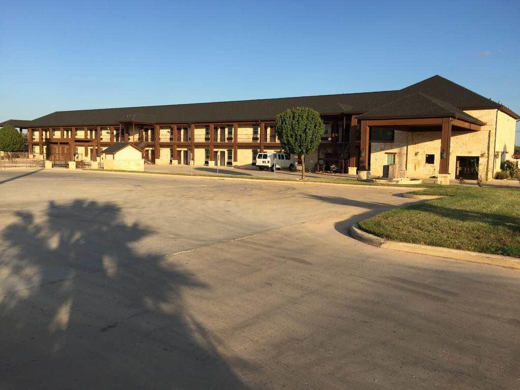 Pearsall Inn And Suites Exterior foto