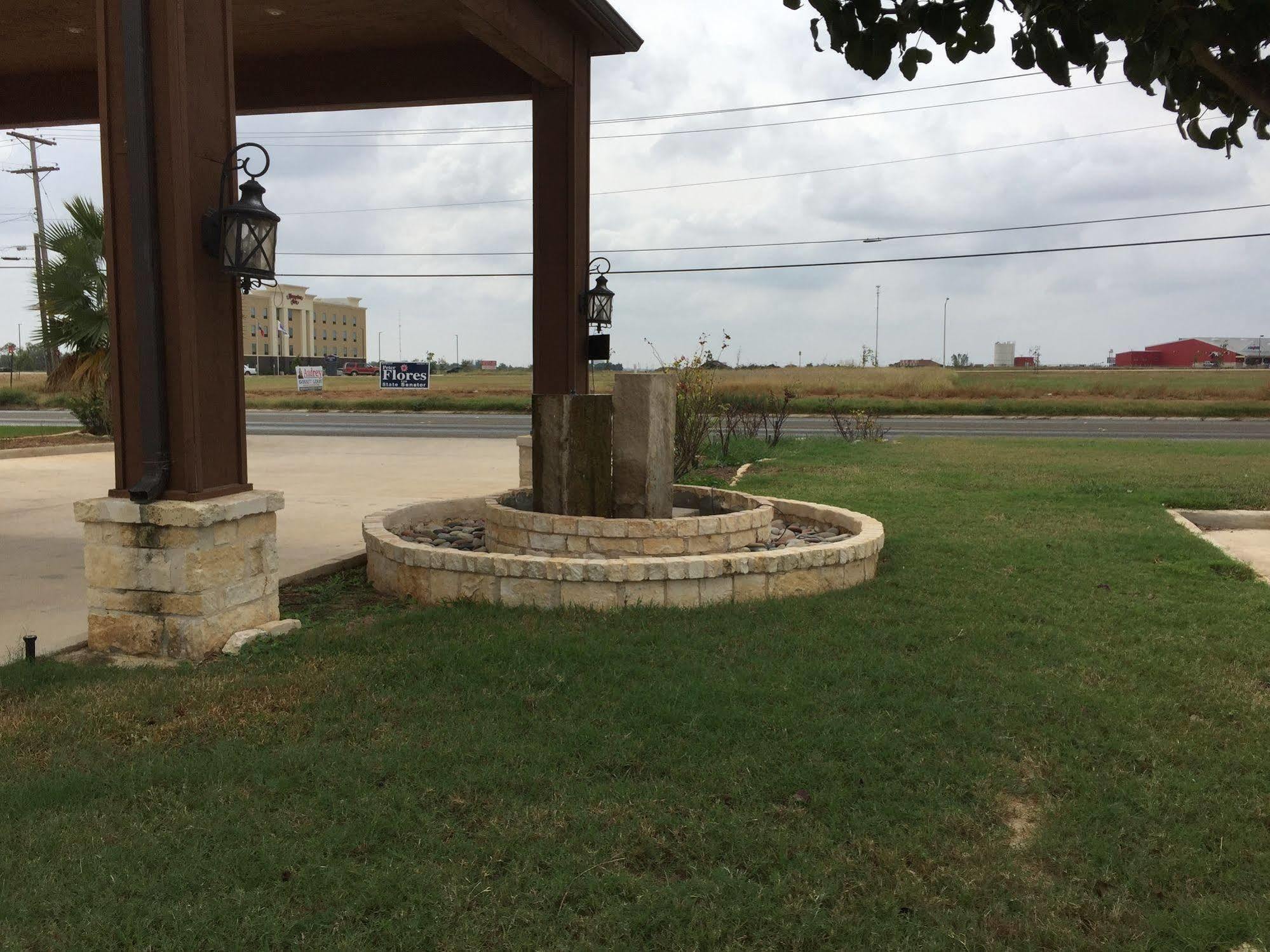 Pearsall Inn And Suites Exterior foto