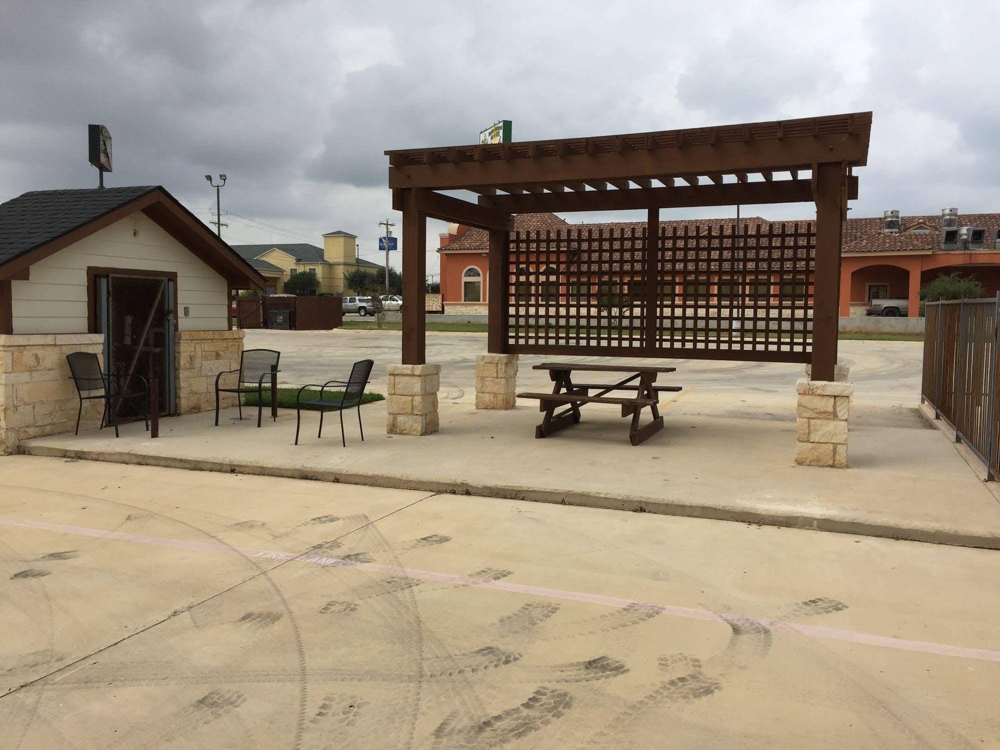 Pearsall Inn And Suites Exterior foto