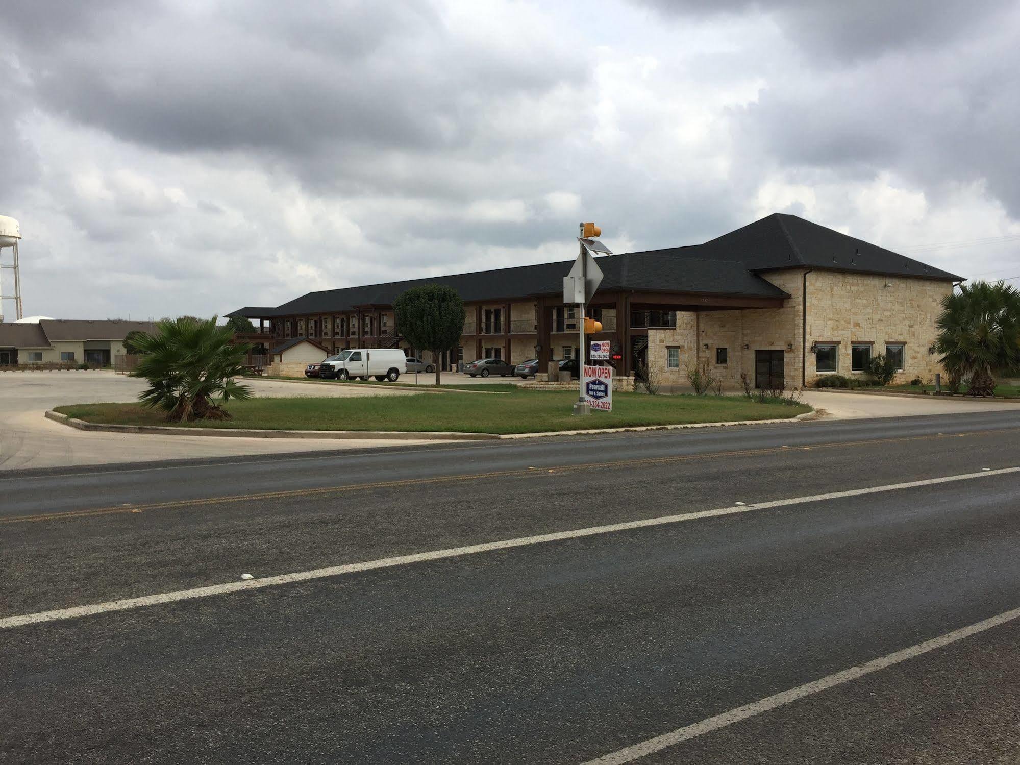 Pearsall Inn And Suites Exterior foto